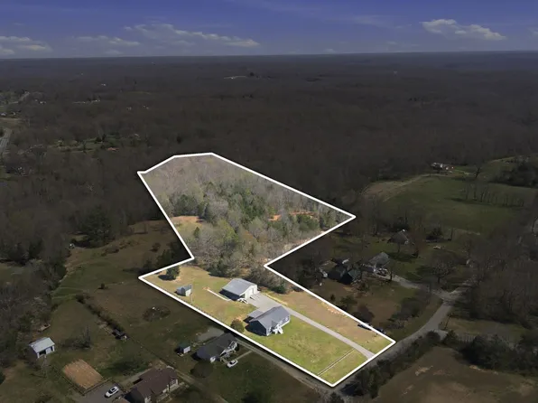 1041 Twin Creek Rd, Charlotte, TN 37036