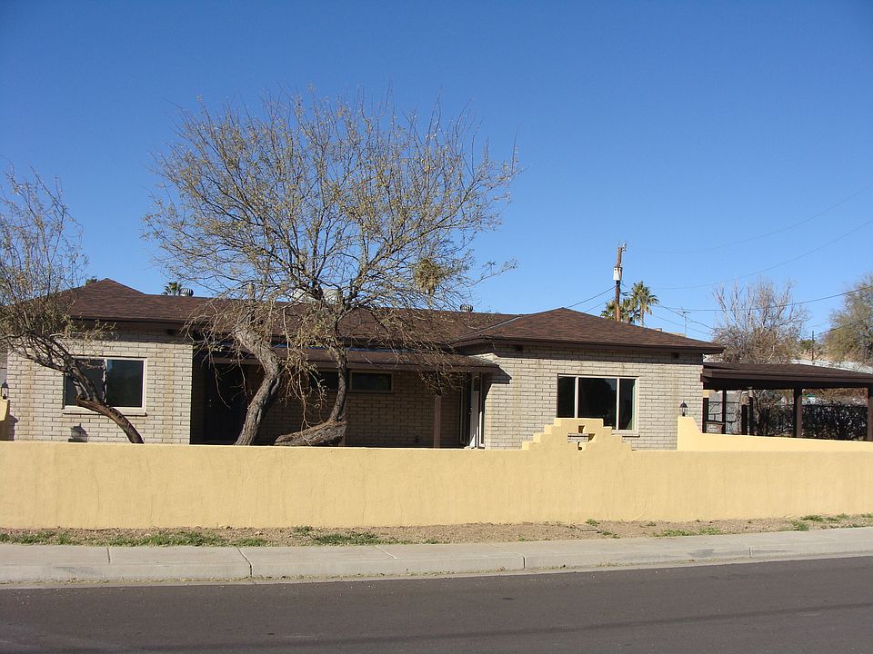 Walled front yard