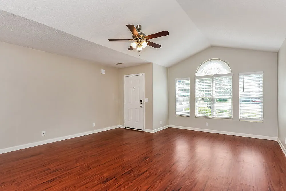 3 bed, 2.0 bath, 1331 sqft, $2,790 — Photo 3