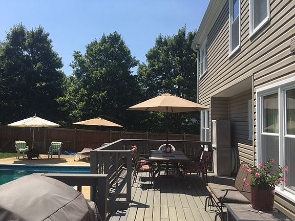 Rear entertainer deck