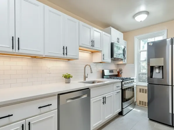 140-18 Burden Crescent image 2 of 5