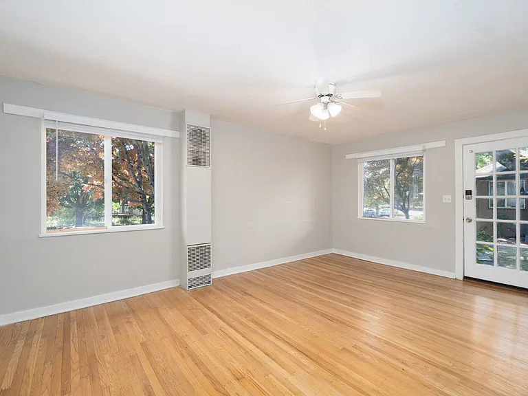 Columbia Court Apartments — Photo 9