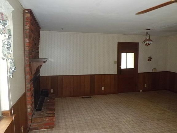 3rd image of 901 W Burney St