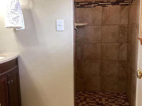5th image of 105 Poplar Ave