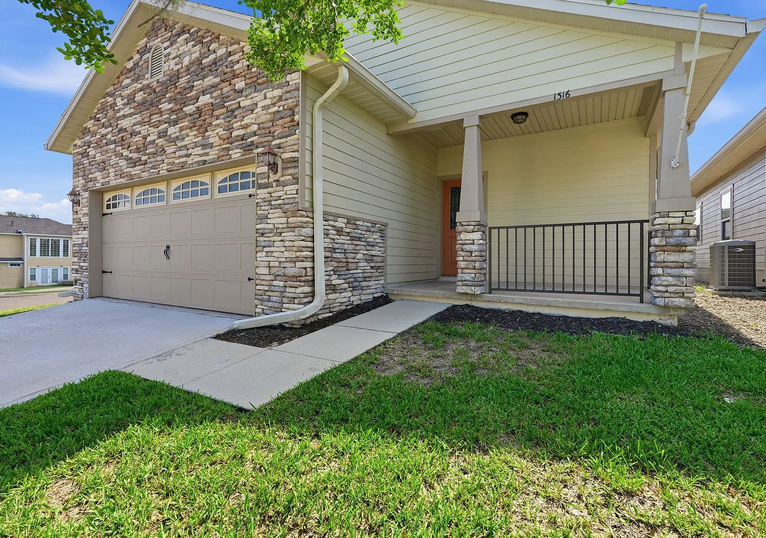 Move in ready - Convenient Location- Freshly Painted interior! — Photo 2