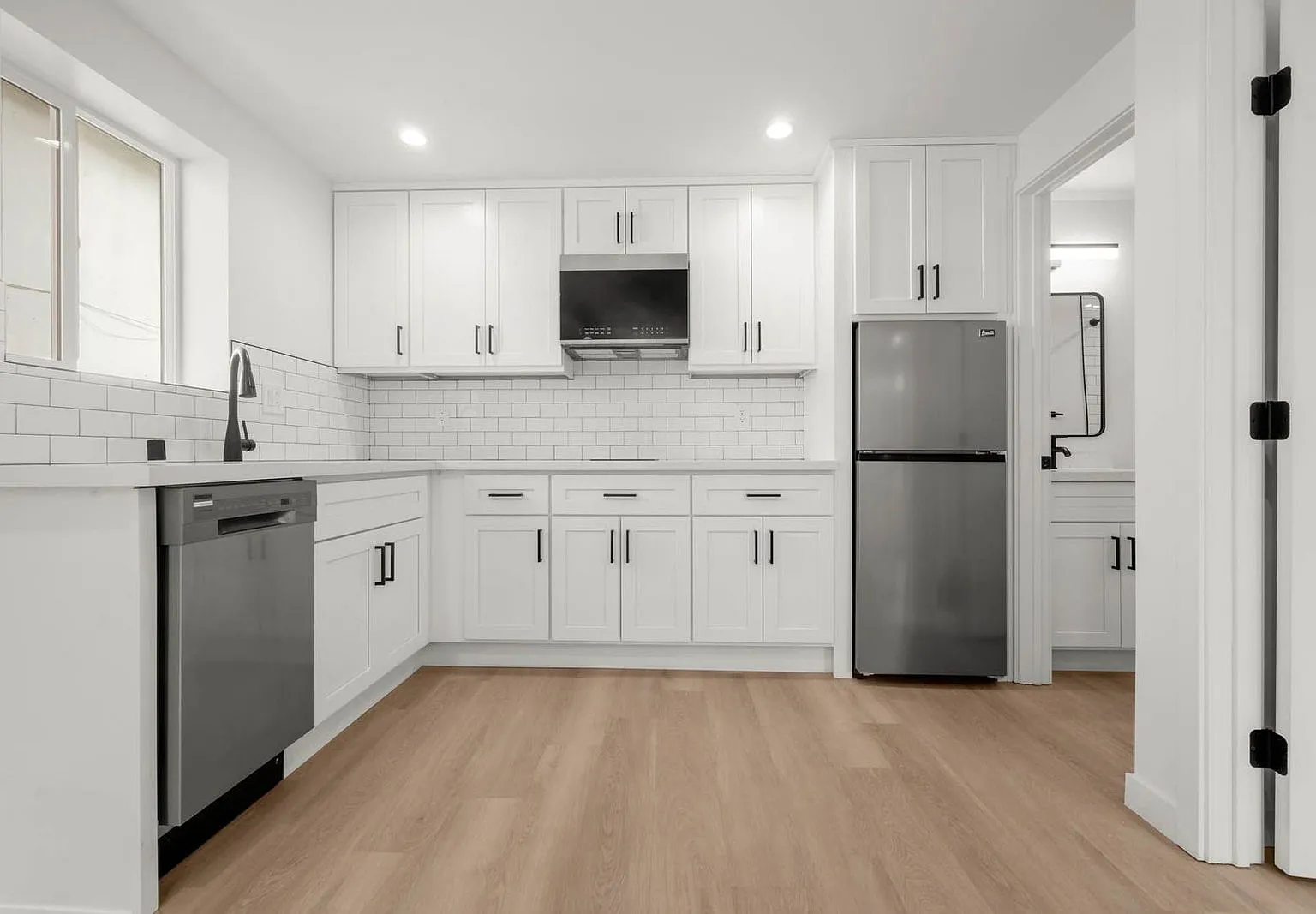 1 bed, 1.0 bath, 400 sqft, $1,472 — Photo 1