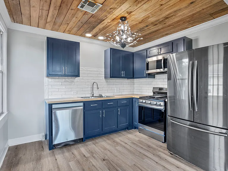 725 Davis St — Photo 2