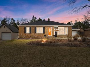 8134 N Seneca Rd, Fox Pt, WI 53217