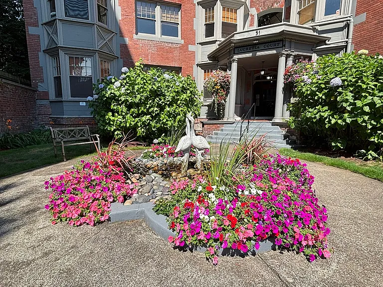 Lucretia Court Apartments — Photo 19