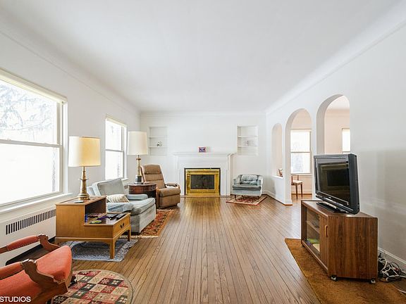 5th image of 7051 N Oleander Ave