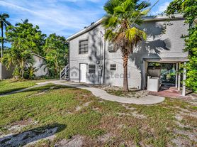 620 25th St W, Bradenton, FL