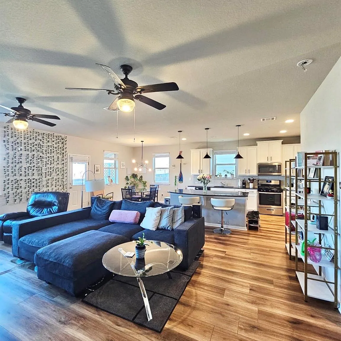 4 bed, 2.5 bath, 2042 sqft, $2,280 — Photo 3