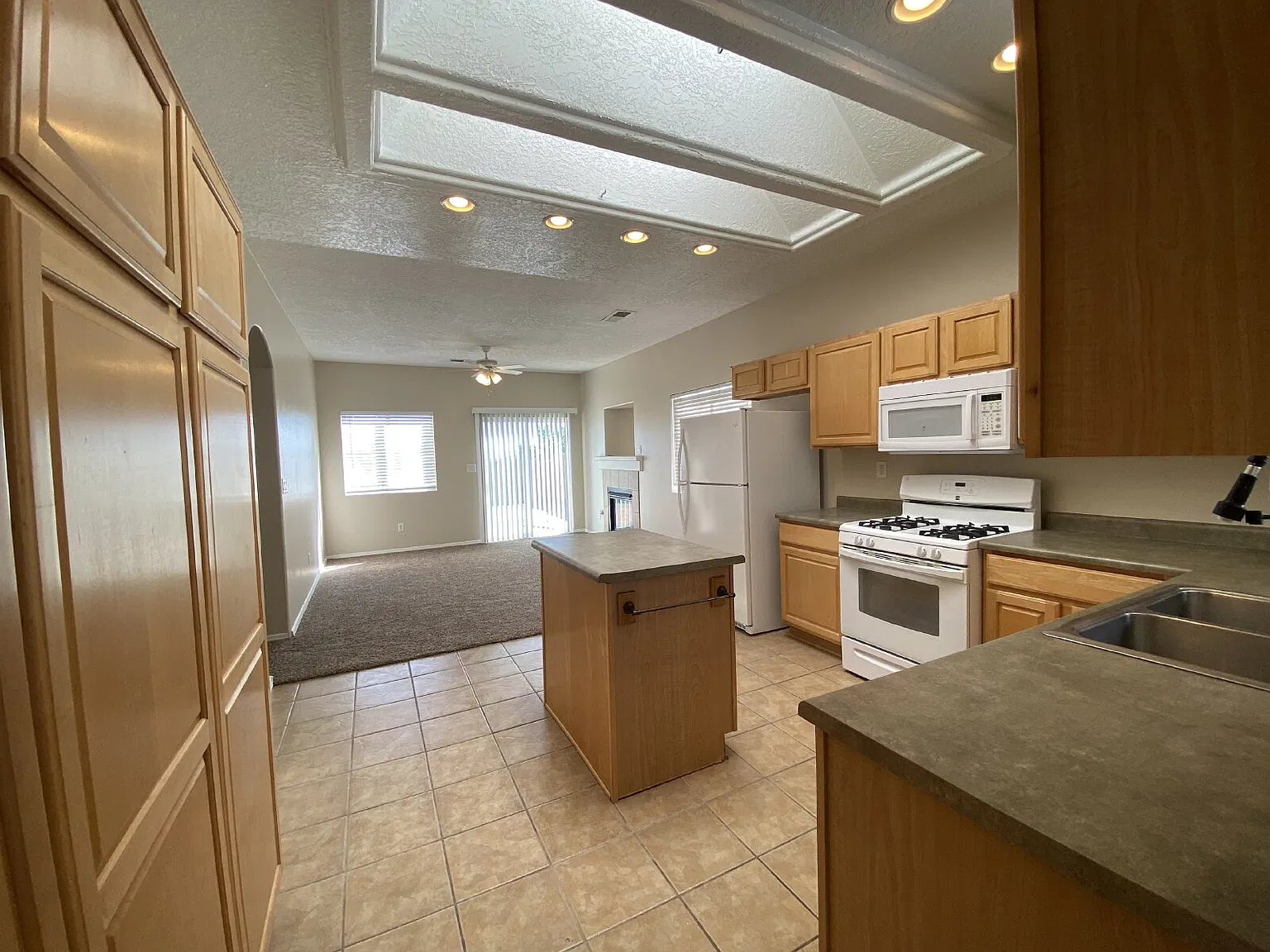 3 bed, 2.0 bath, 1675 sqft, $1,895 — Photo 4