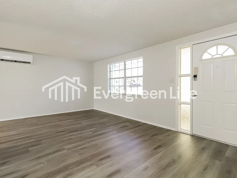 1146 Classic Dr — Photo 3