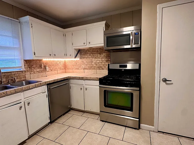 1564 Montclair Cir S — Photo 4