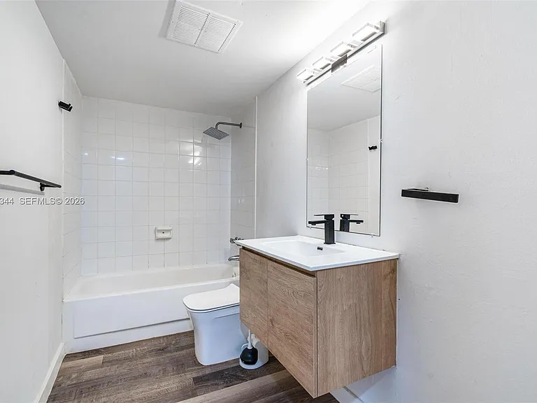 15205 NE 6th Ave #D305 — Photo 8