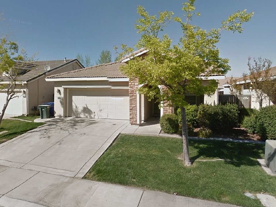 2 car garage attached to the beautiful house