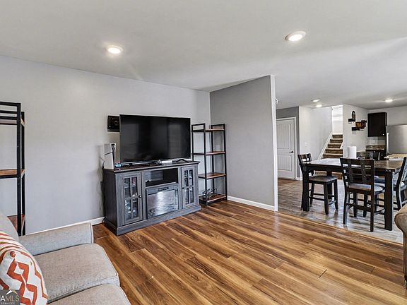 5th image of 411 Toronto Cir