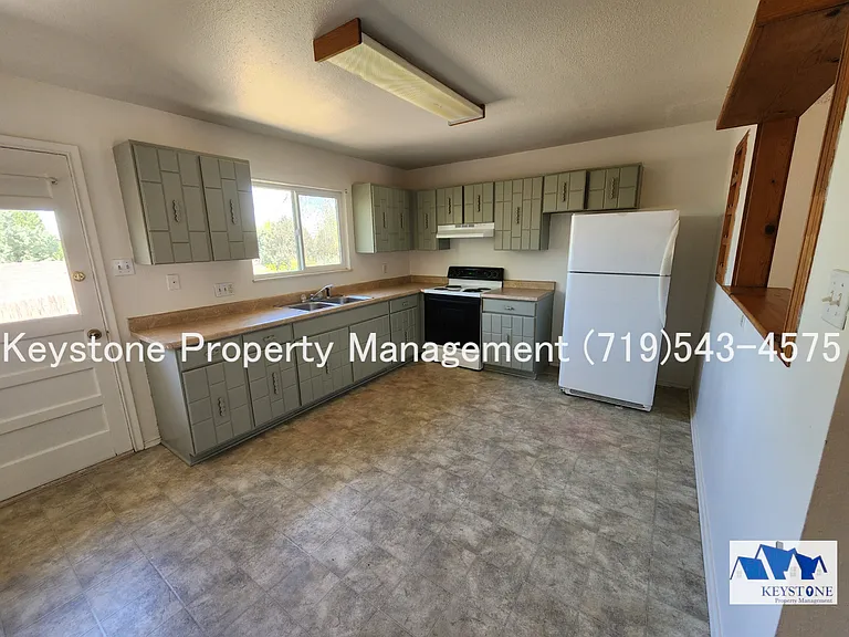 Charming Townhome in Pueblo West Comfortable & Convenient Living $1300/$1300 — Photo 6