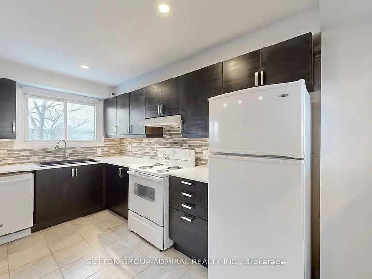 64 Bronte St S #8 — Photo 10