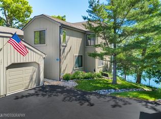 141 Shoreline Rd APT D, Lake Barrington, IL 60010