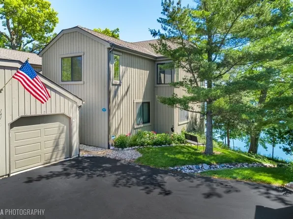 141 Shoreline Rd APT D, Lake Barrington, IL 60010