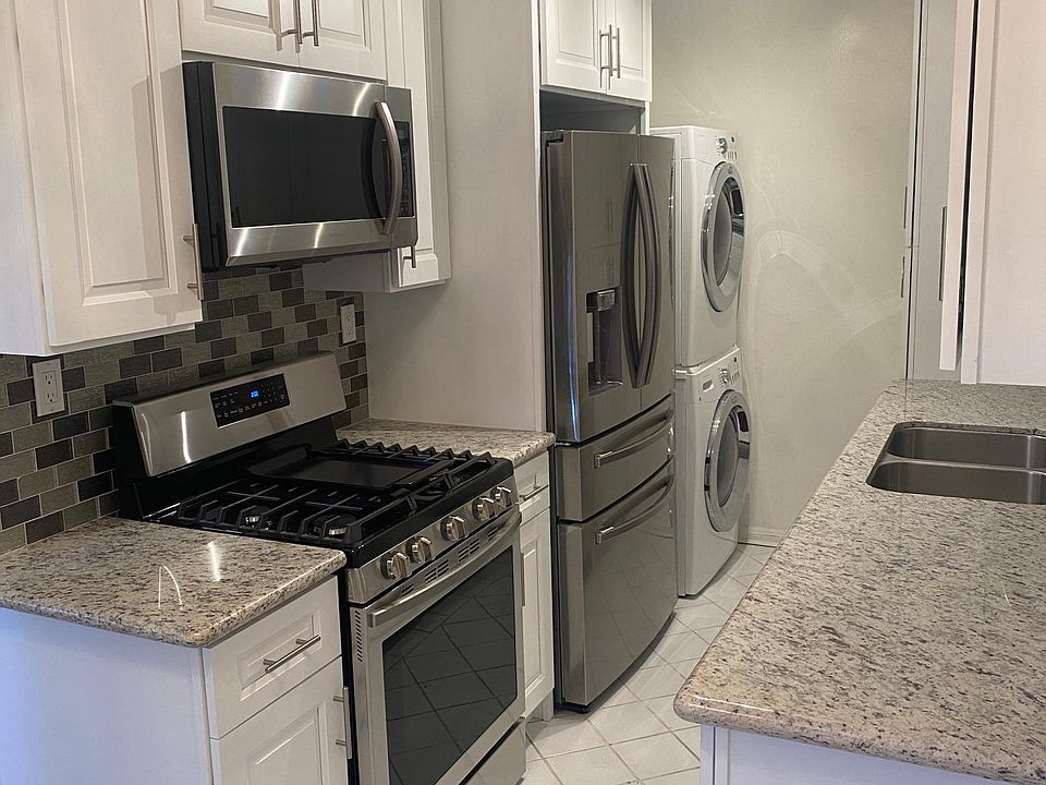 Dynamite stainless steel appliances! Granite countertops with elegant glass backsplash.