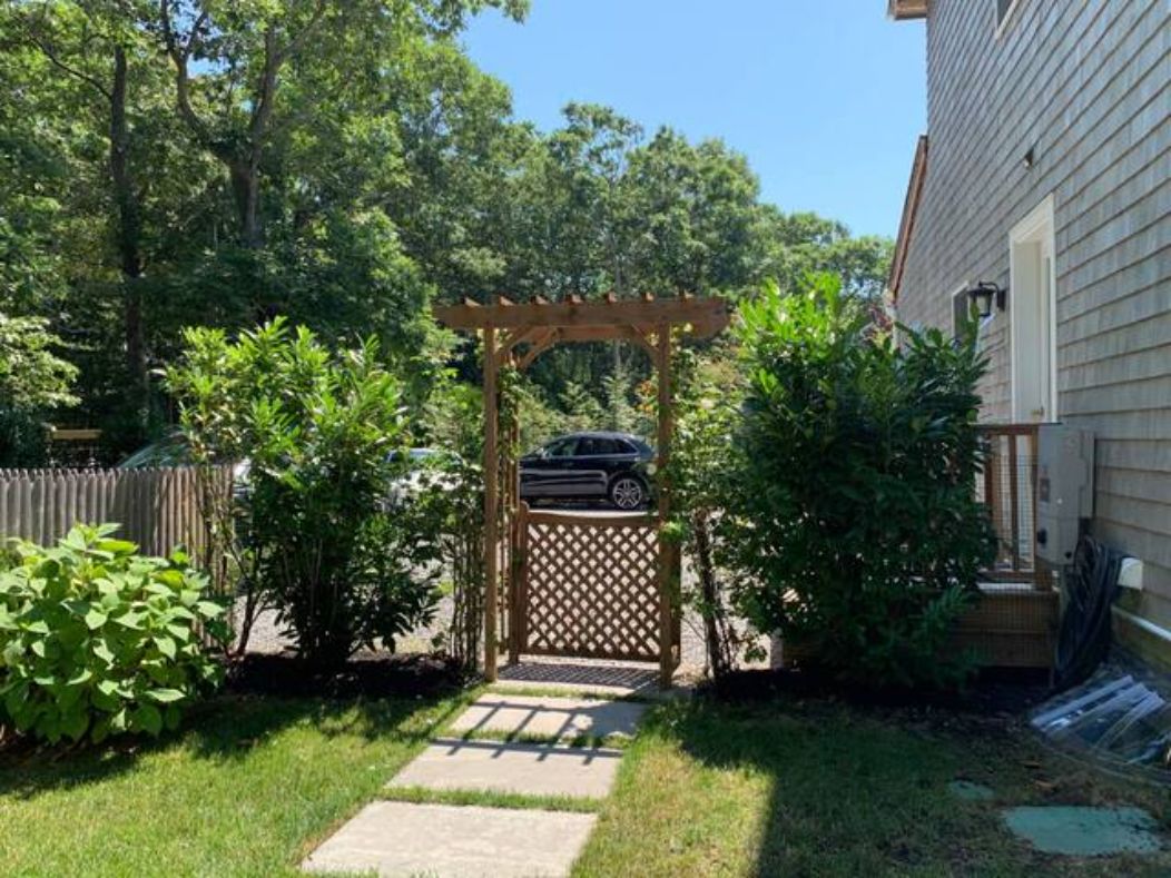  Private house, large entrance area, set back from road