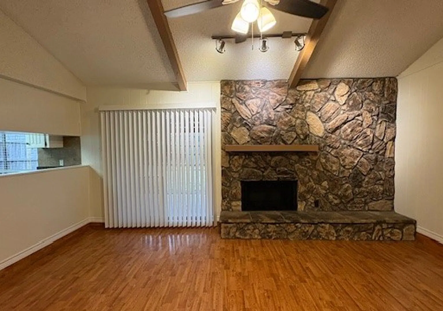 Cozy 3 Bedroom & 2 Bathroom Home with plenty of space, Arlington ISD! — Photo 3