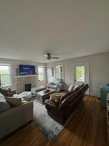 3 bed, 1224 sqft, $2,700 — Photo 2