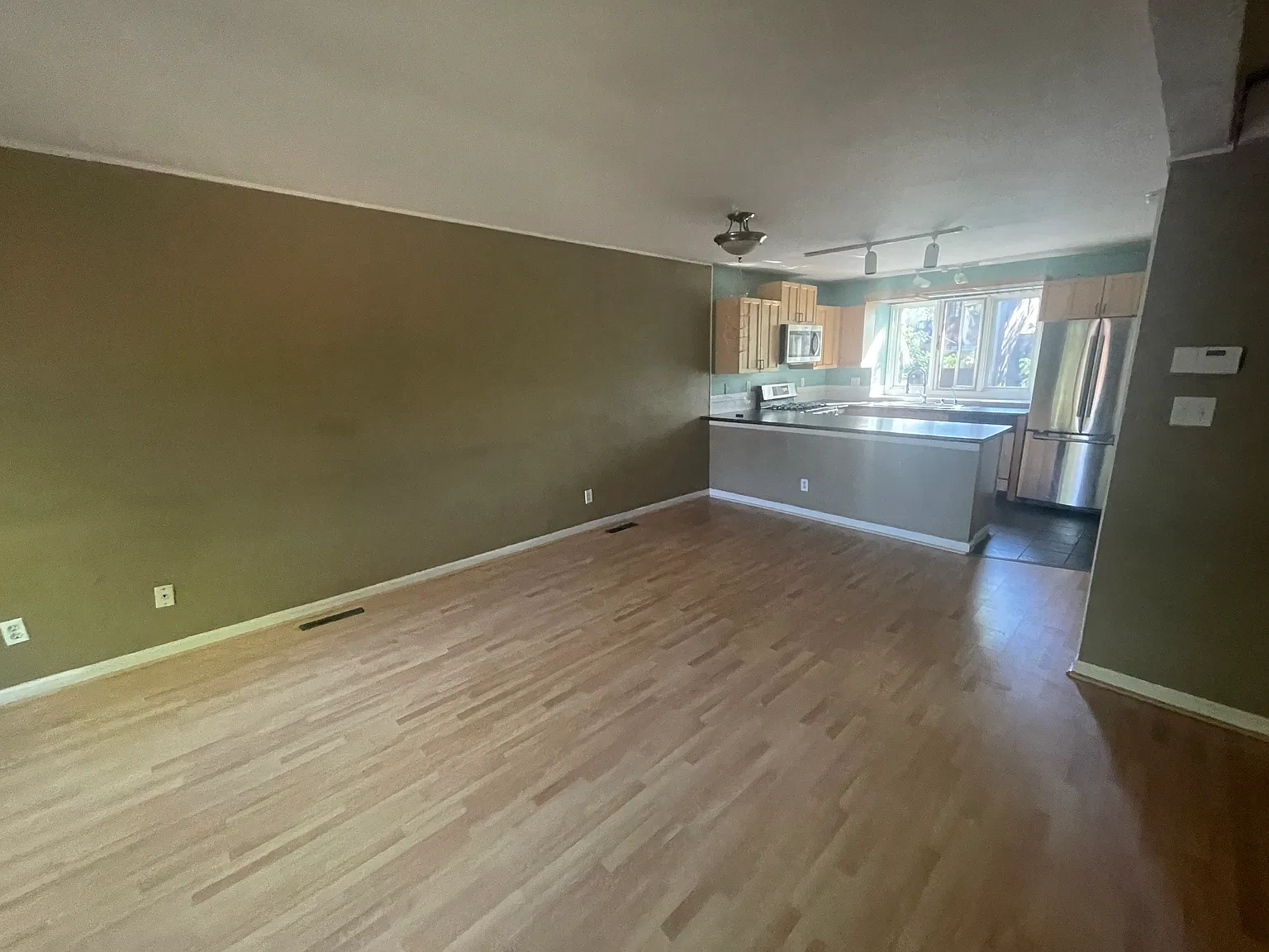 3 bed, 1273 sqft, $4,100 — Photo 4