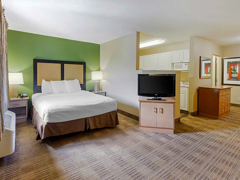 Deluxe Studio - 1 Queen Bed