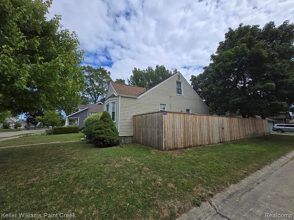 3 bed, 1.0 bath, 1076 sqft, $2,100 — Photo 3