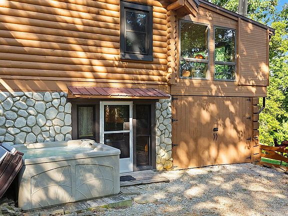 Walk Out, Hot Tub and Garage