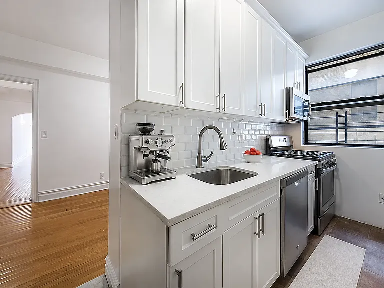 27 W 96th St #5F — Photo 2