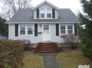 9 Hemlock St, Islip, NY 11751