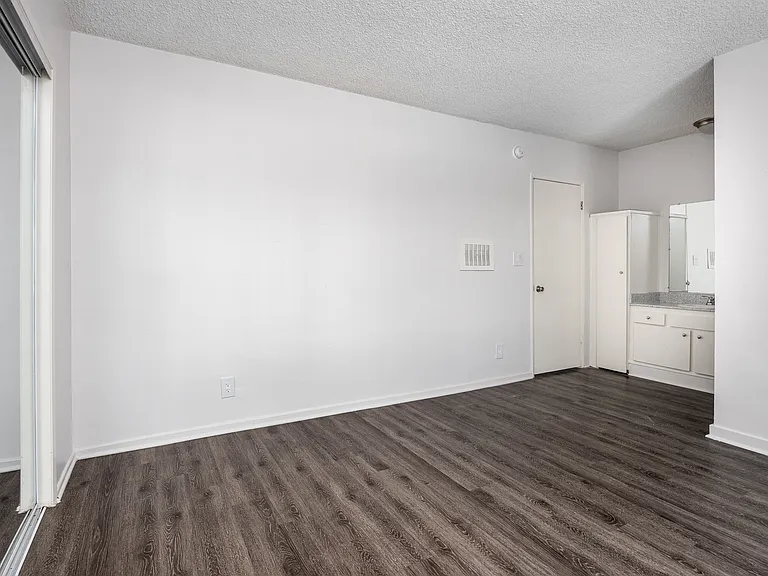 Vanowen Plaza — Photo 16