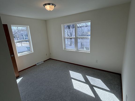 3rd image of 722 Crooks St