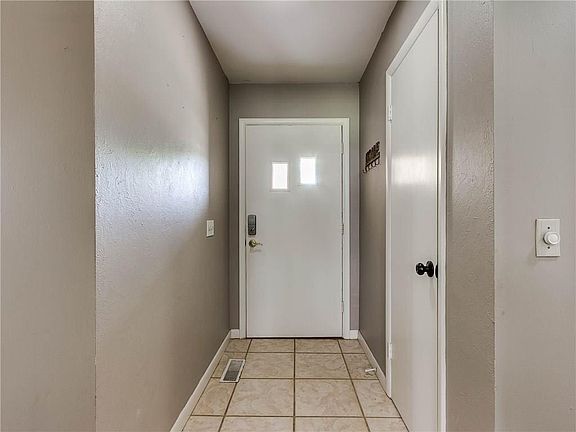 5th image of 300 Elmwood Dr