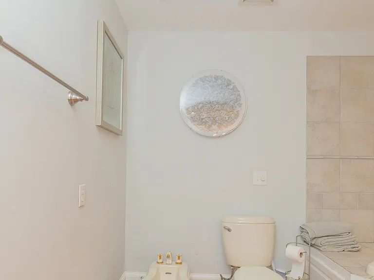 944 Lakeview Dr — Photo 13