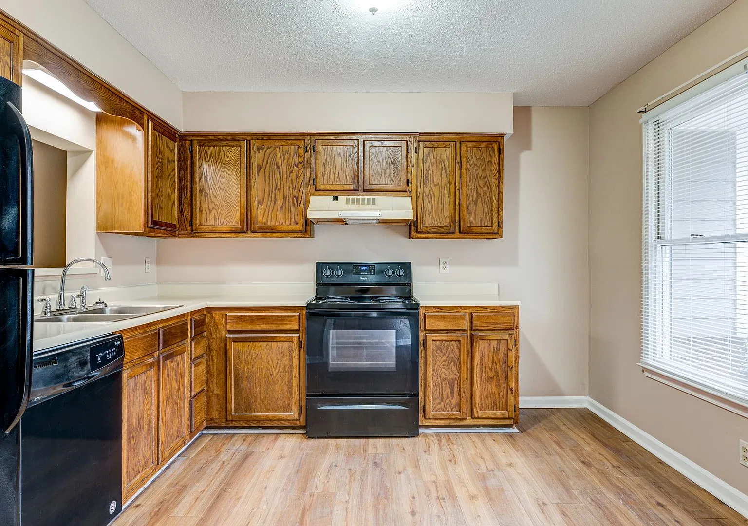SW, Large Townhome, Wood/Vinyl Flooring, Fire Place, Porch & Fenced Patio! — Photo 2