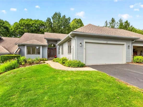 37 Woodcliff Ter, Fairport, NY 14450