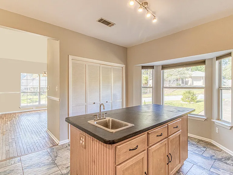 310 W Taylors Xing — Photo 19