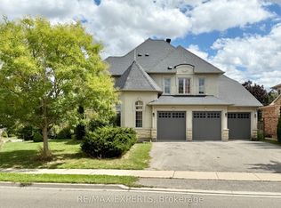 2 Louvre Cir, Brampton, ON L6P1V9