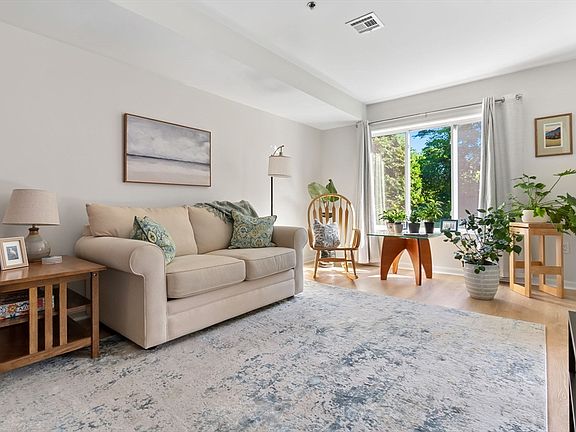 5th image of 4 Duck Pond Rd APT 206