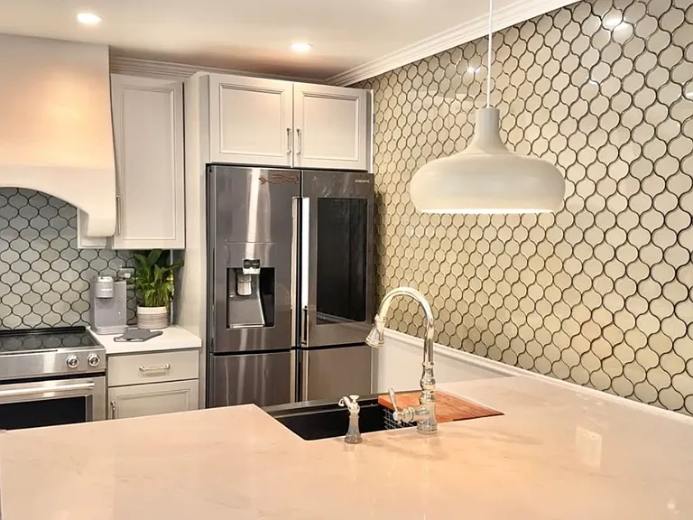 Stainless steel farmhouse sink with high end fixtures. Wave ready oven light and fan for stove top cooking. Smart Fridge to make quick grocery lists, leave a morning note for the kids, google a recipe, or listen to your favorite music while baking.