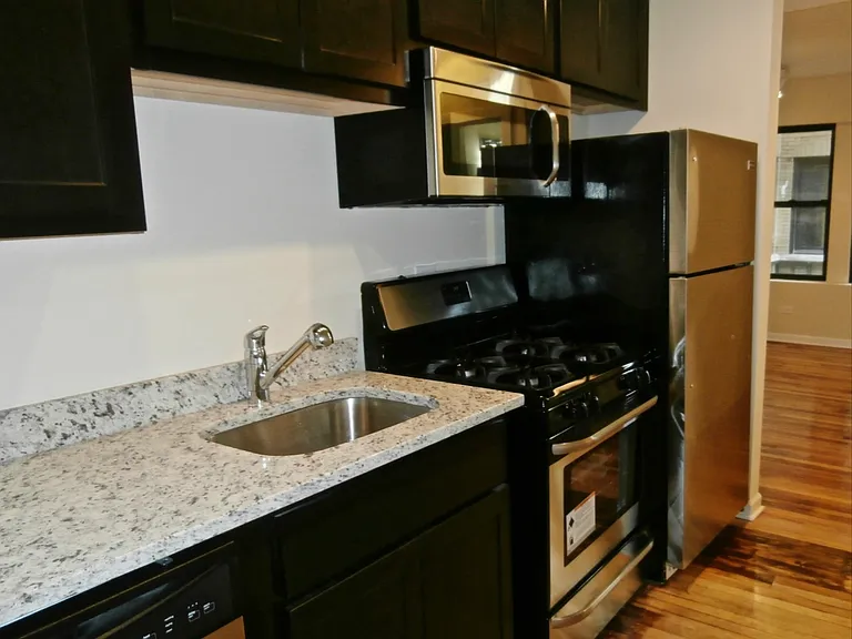 4746-50 N Sacramento Ave #3W — Photo 2