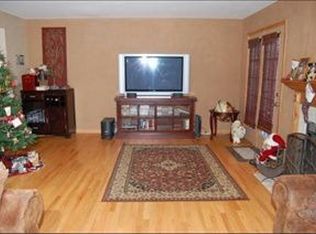 930 Oak Ridge Dr, Streamwood, IL 60107