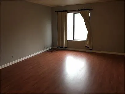 1406 Debow Street — Photo 2