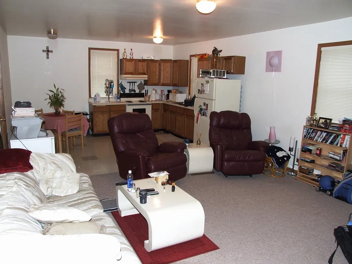 2 bed, 1074 sqft, $910 — Photo 2